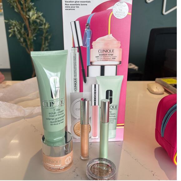 Clinique Vacation Glow Gift Set - Picture 1 of 5